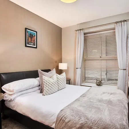 Vikings With Private Parking & Terrace Apartment York