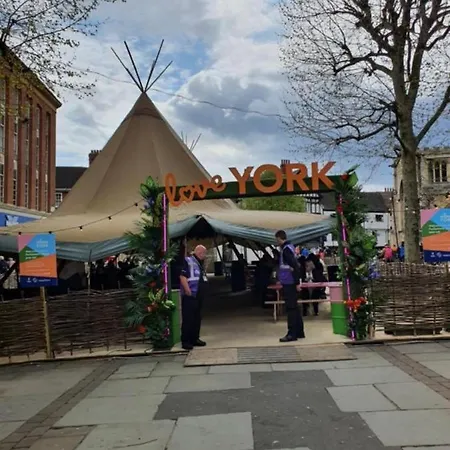 Vikings Centre Exclusive Offers With Private Parking & Terrace דירה יורק